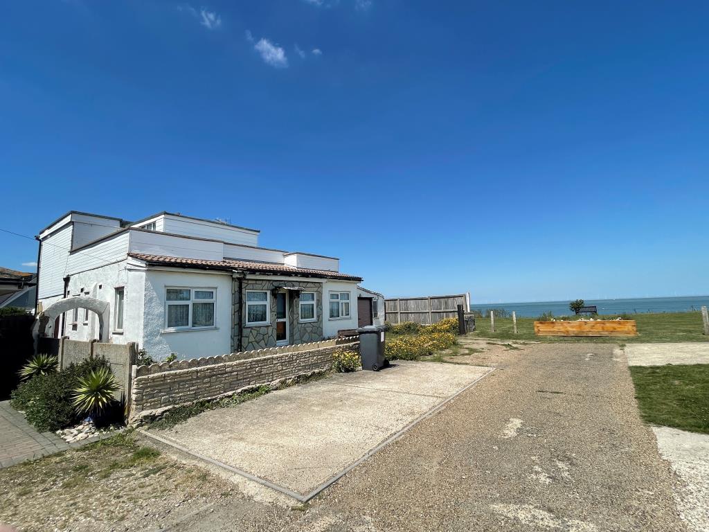 Lot: 104 - DETACHED HOUSE ON SEAFRONT WITH PANORAMIC VIEWS FROM 1ST FLOOR -